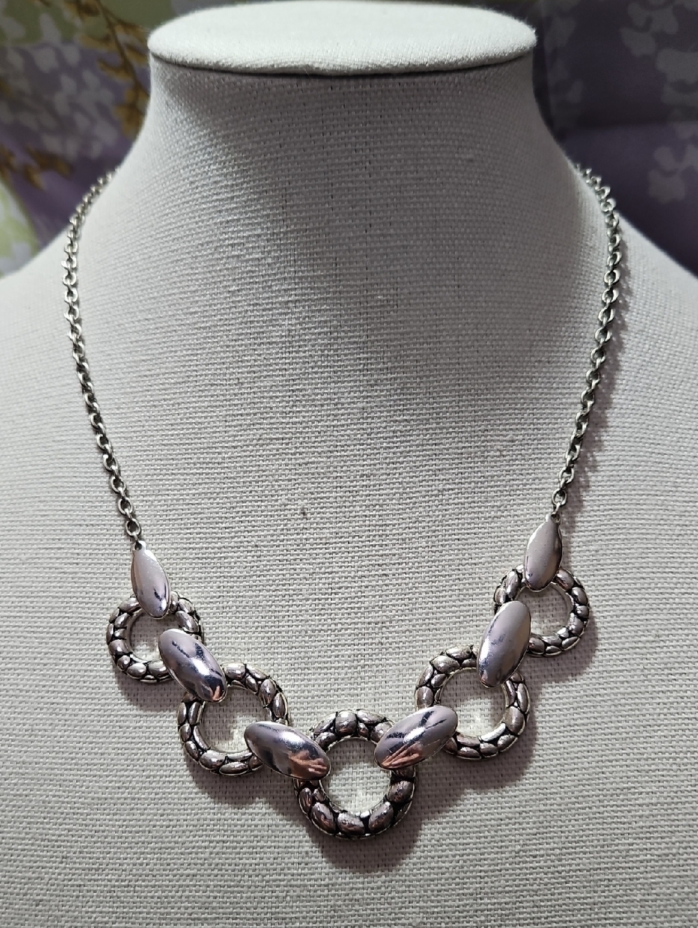 Liz Claiborne Vintage Silver-Tone Linked Circle Necklace